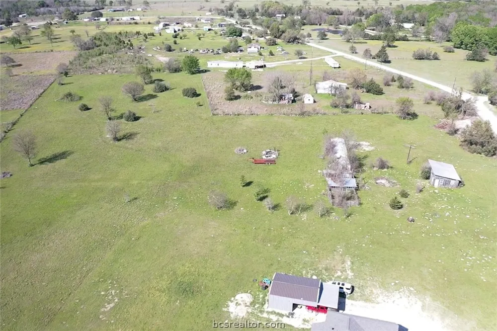 5 Mustang Loop Madisonville, TX 77864