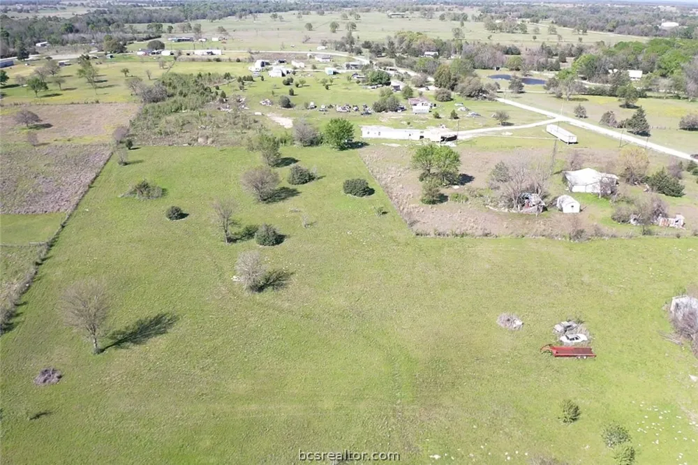5 Mustang Loop Madisonville, TX 77864