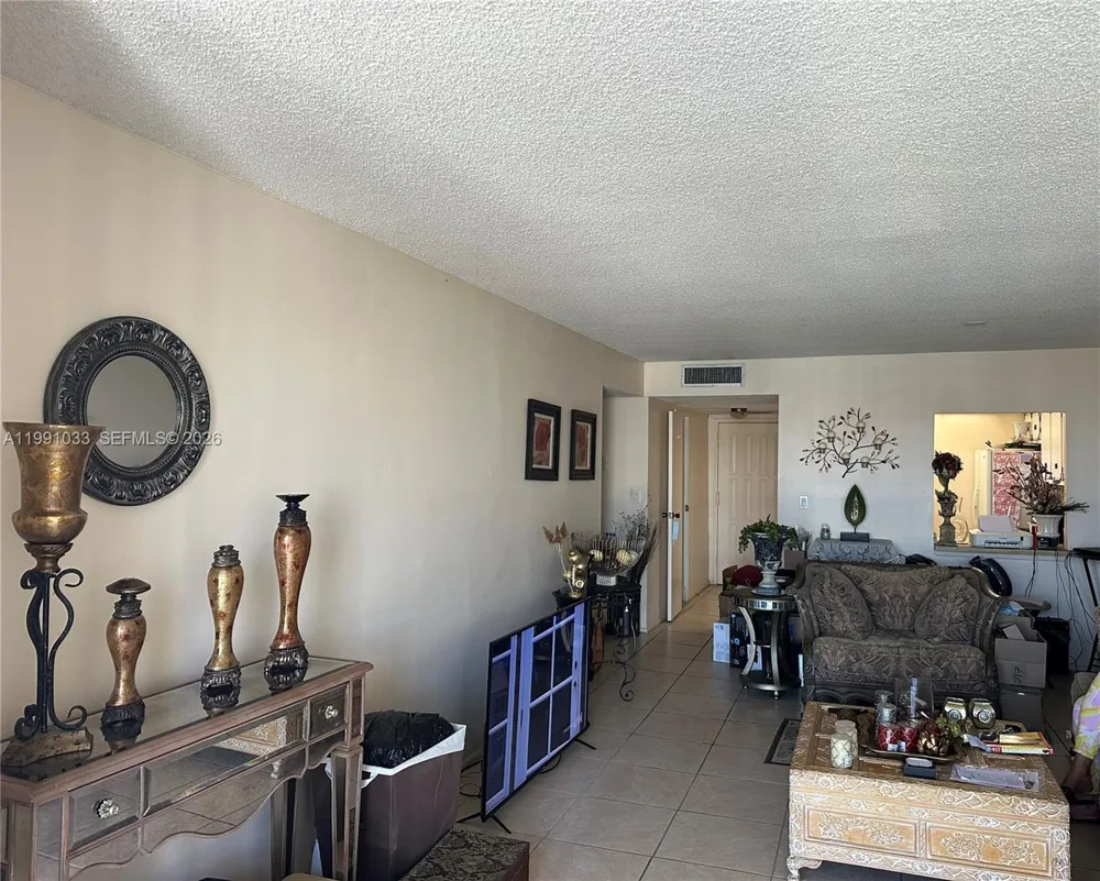 600 Parkview Dr #717 Hallandale Beach, FL 33009