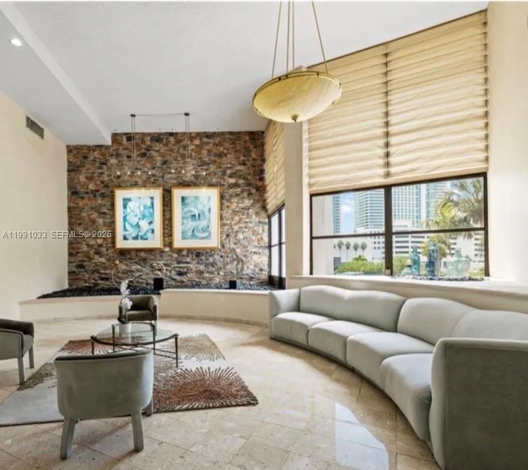 600 Parkview Dr #717 Hallandale Beach, FL 33009
