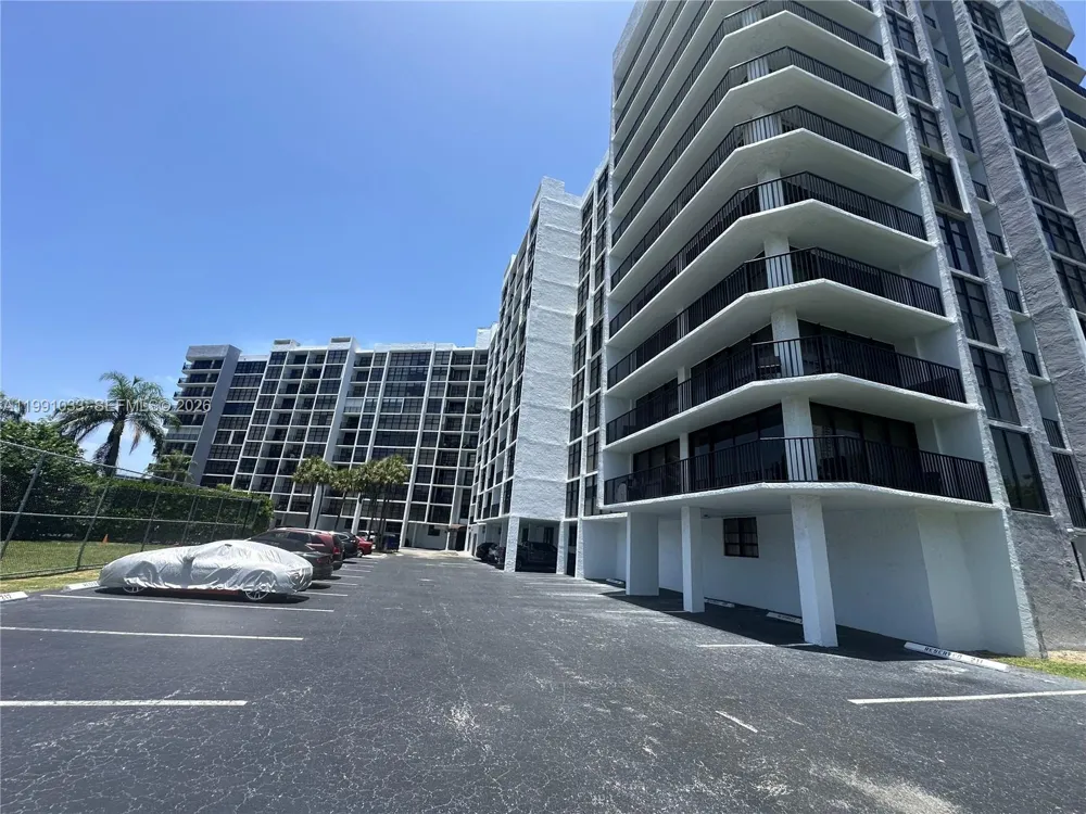 600 Parkview Dr #717 Hallandale Beach, FL 33009