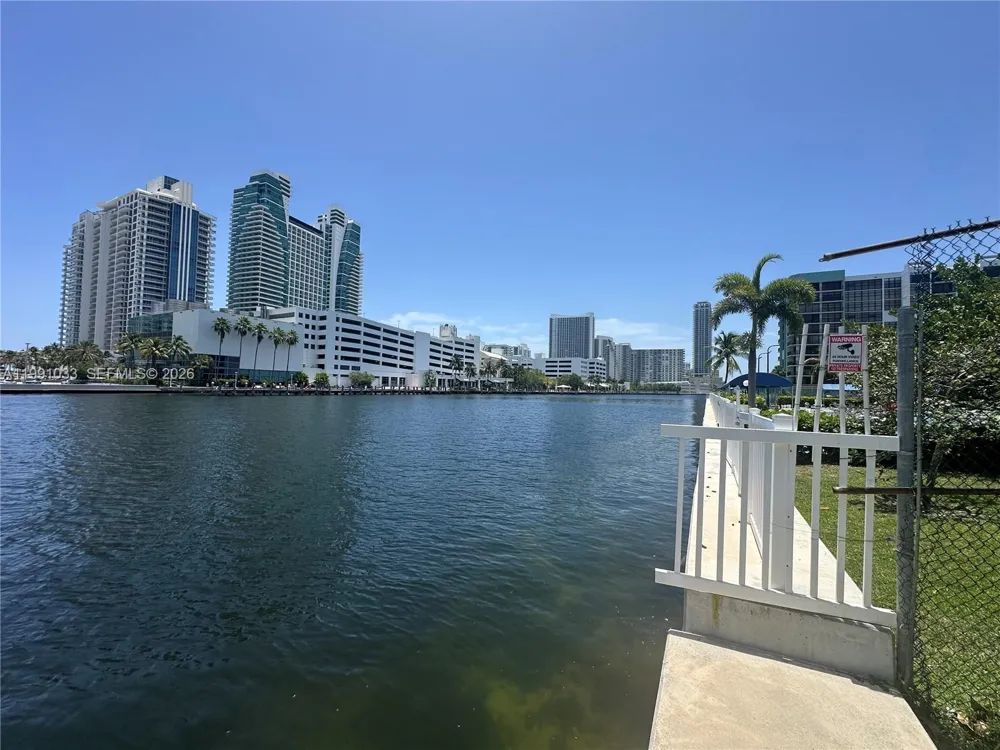 600 Parkview Dr #717 Hallandale Beach, FL 33009