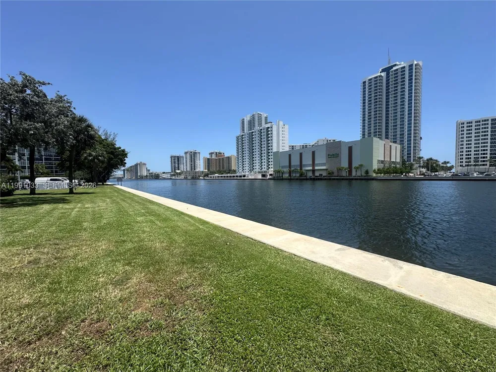 600 Parkview Dr #717 Hallandale Beach, FL 33009