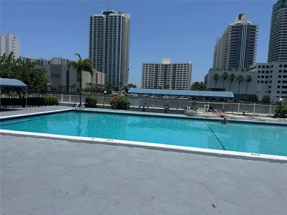 600 Parkview Dr #717 Hallandale Beach, FL 33009