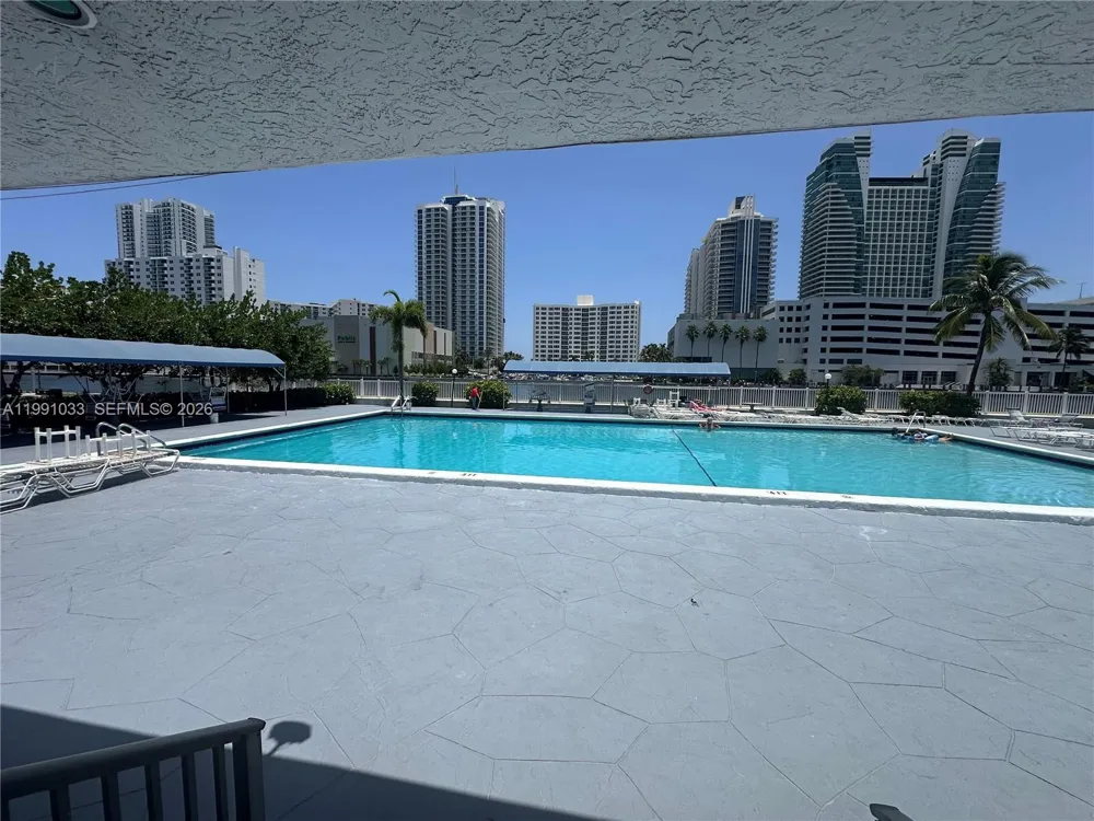 600 Parkview Dr #717 Hallandale Beach, FL 33009