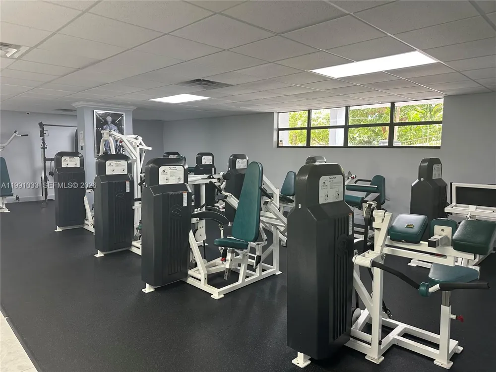 600 Parkview Dr #717 Hallandale Beach, FL 33009