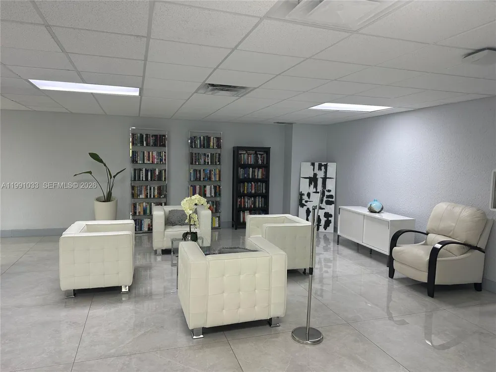 600 Parkview Dr #717 Hallandale Beach, FL 33009