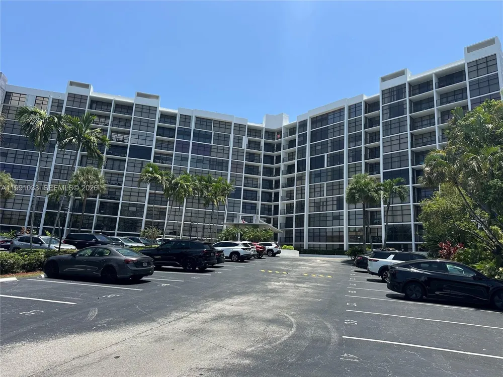 600 Parkview Dr #717 Hallandale Beach, FL 33009