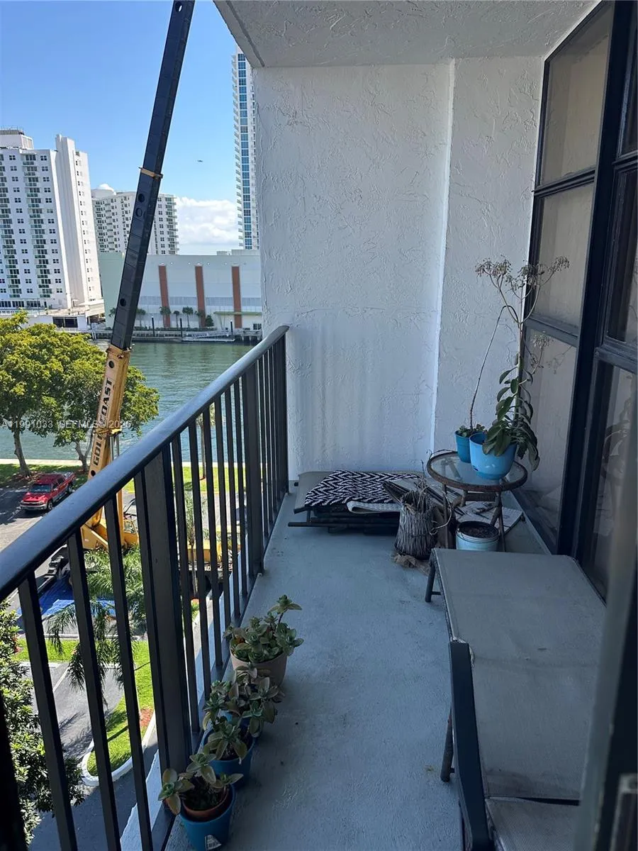 600 Parkview Dr #717 Hallandale Beach, FL 33009