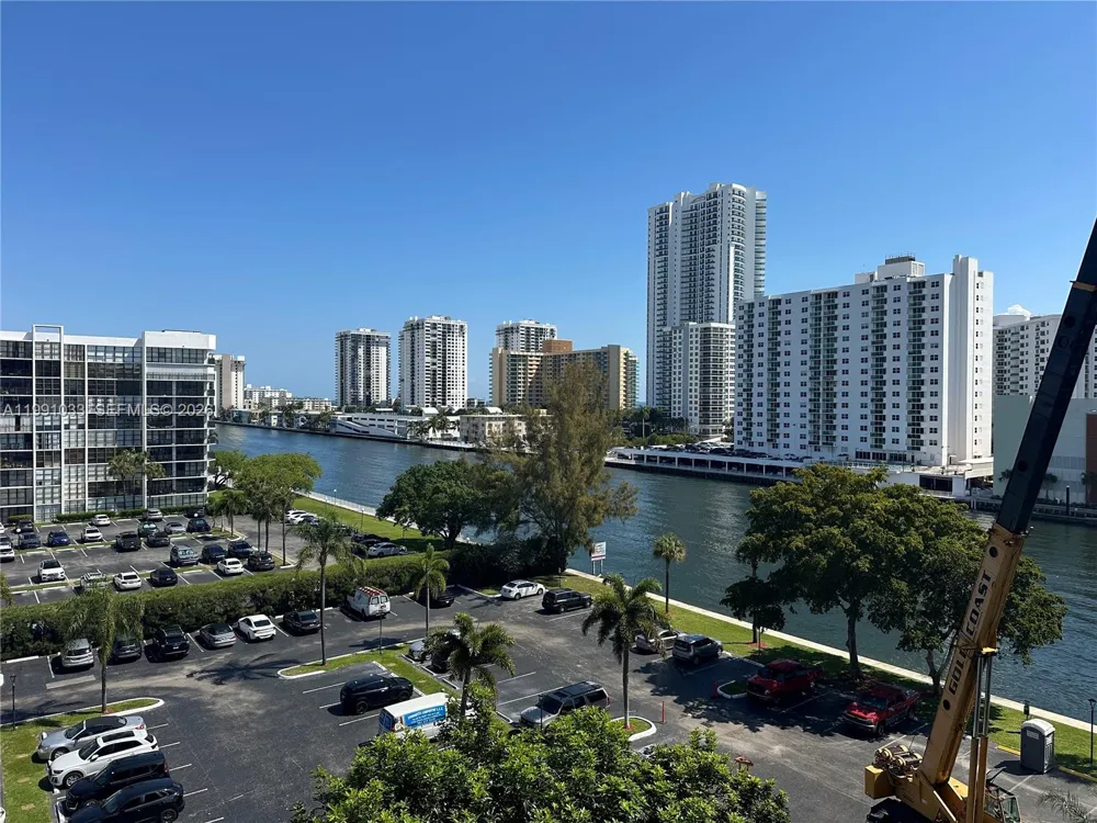 600 Parkview Dr #717 Hallandale Beach, FL 33009