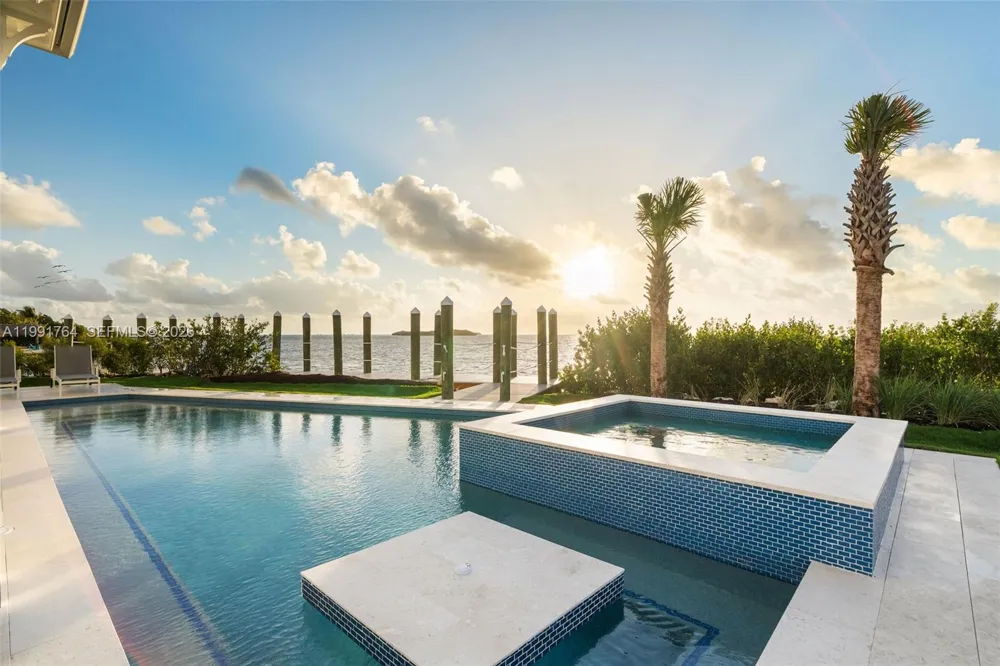 1002 Snapper Ln Key Largo, FL 33037