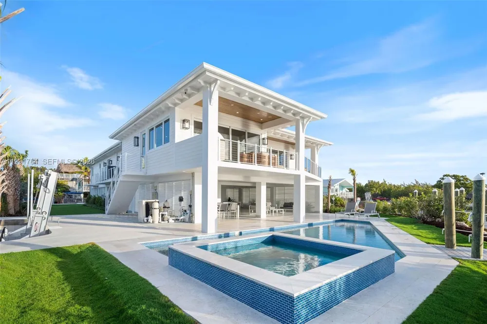 1002 Snapper Ln Key Largo, FL 33037