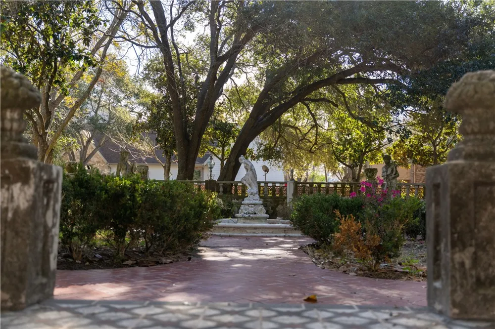 1717 Ocean Drive Corpus Christi, TX 78404