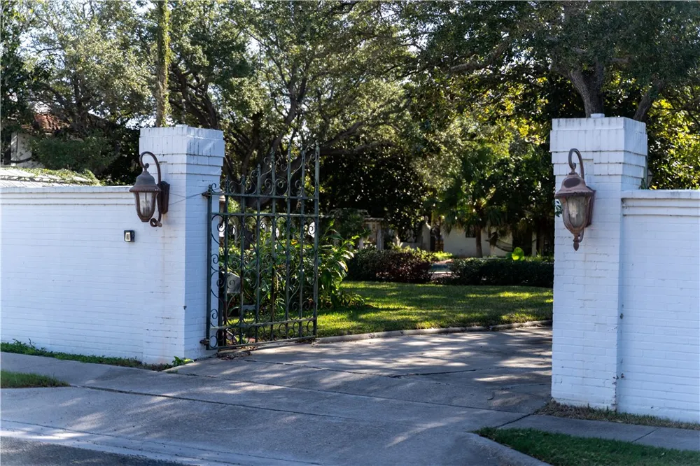 1717 Ocean Drive Corpus Christi, TX 78404