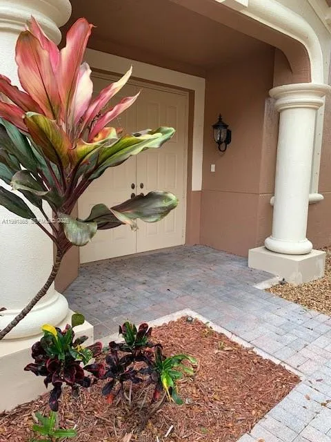 2800 Kinsington Cir Weston, FL 33332