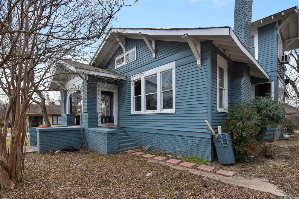 738 SW 1st Street Paris, TX 75460