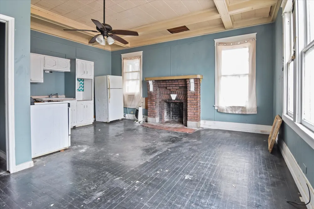 738 SW 1st Street Paris, TX 75460
