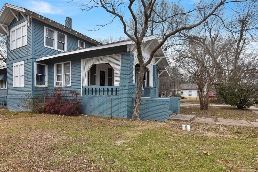 738 SW 1st Street Paris, TX 75460