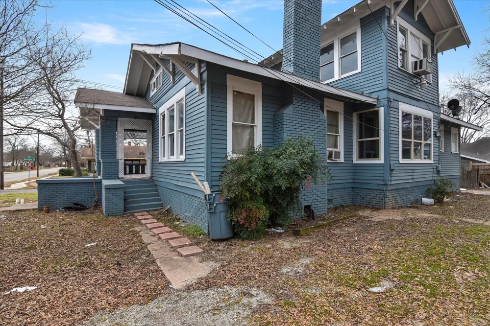 738 SW 1st Street Paris, TX 75460