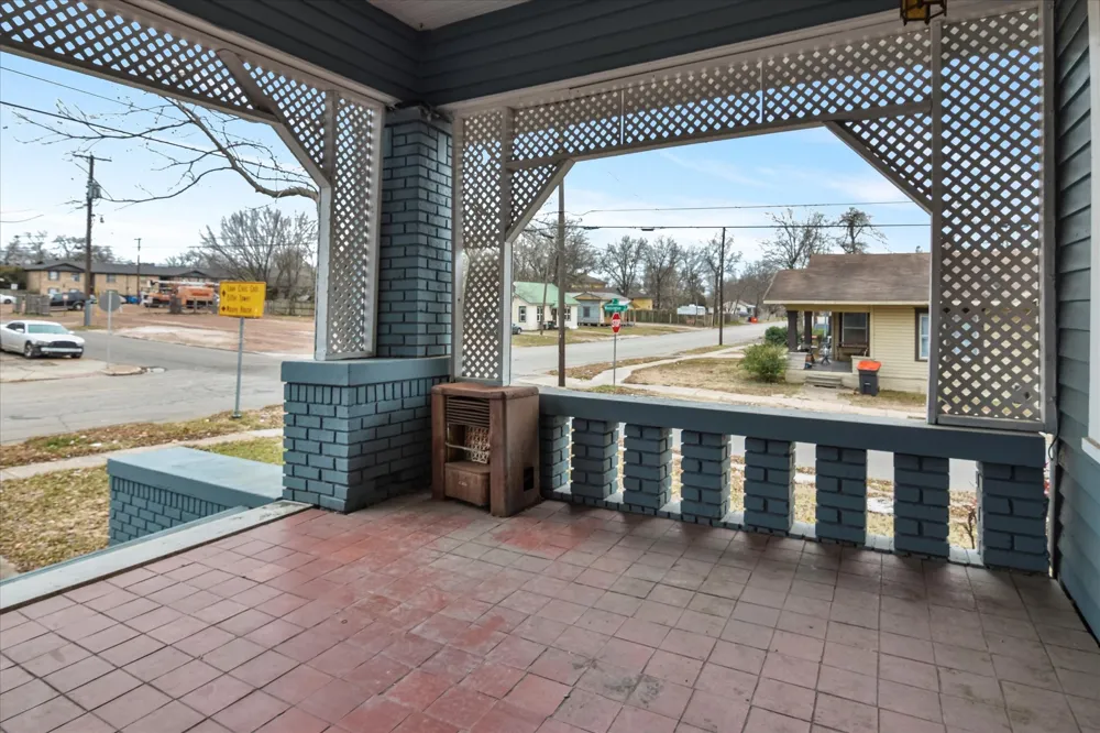 738 SW 1st Street Paris, TX 75460