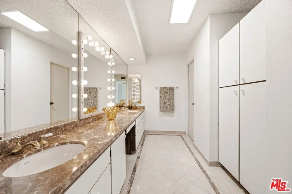 2075 S Ramitas Way Palm Springs, CA 92264