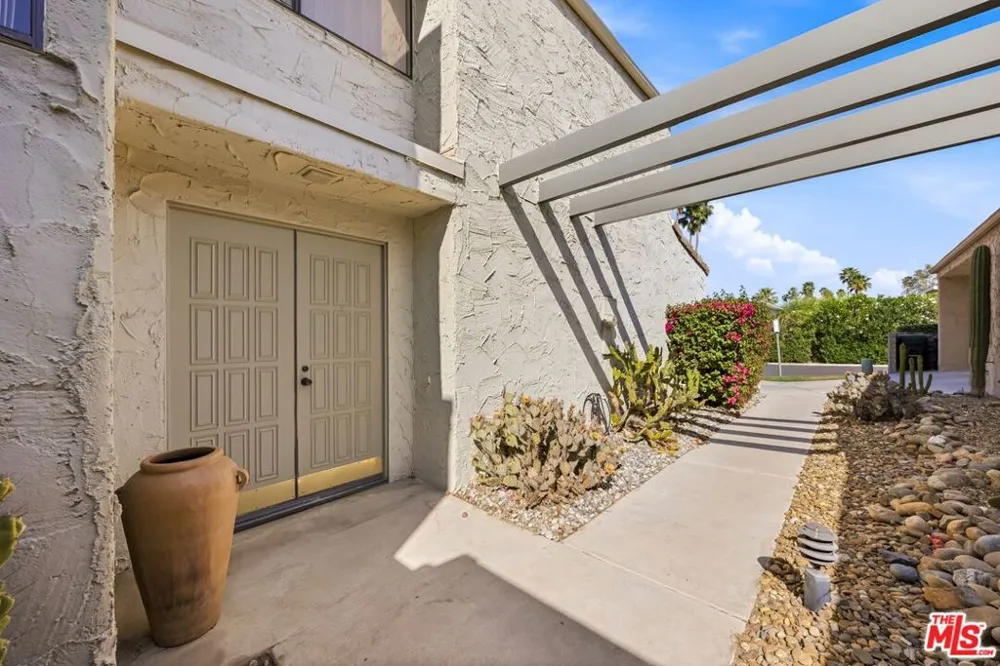 2075 S Ramitas Way Palm Springs, CA 92264