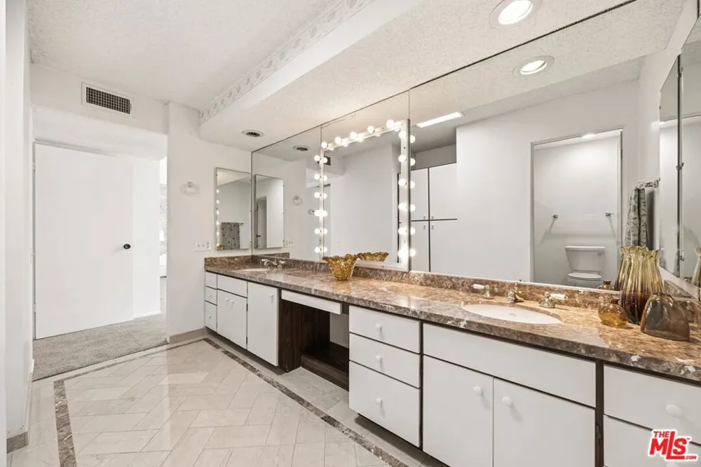 2075 S Ramitas Way Palm Springs, CA 92264