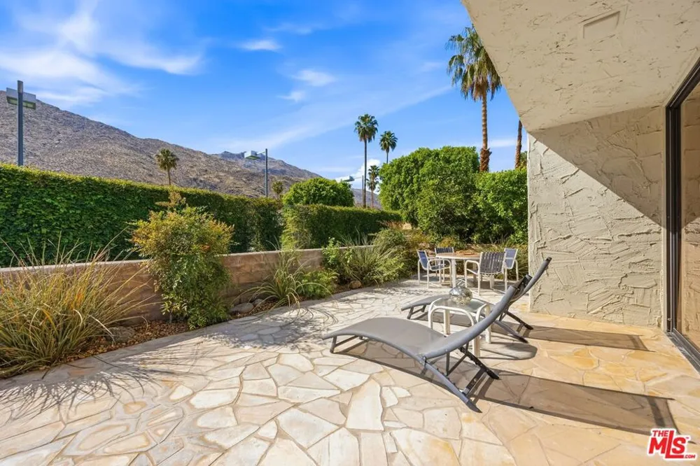 2075 S Ramitas Way Palm Springs, CA 92264
