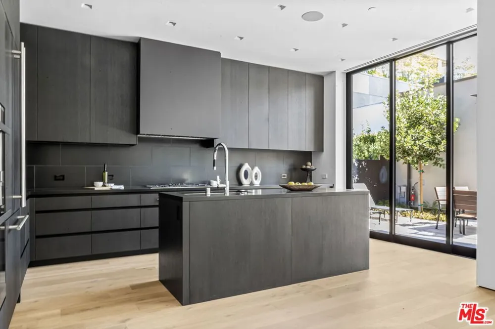 8890 Rosewood Avenue West Hollywood, CA 90048