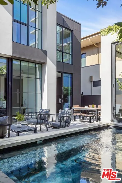 8890 Rosewood Avenue West Hollywood, CA 90048