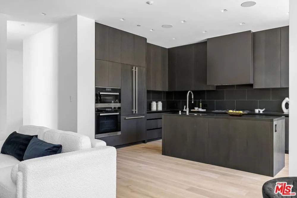 8890 Rosewood Avenue West Hollywood, CA 90048