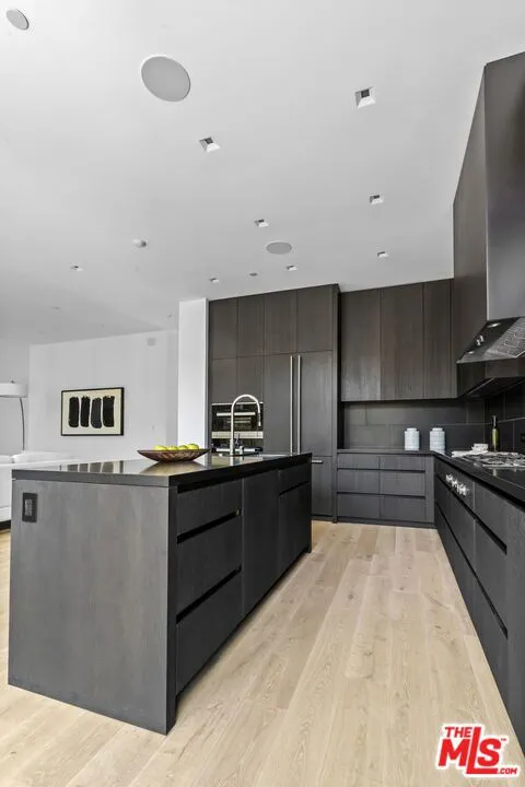 8890 Rosewood Avenue West Hollywood, CA 90048
