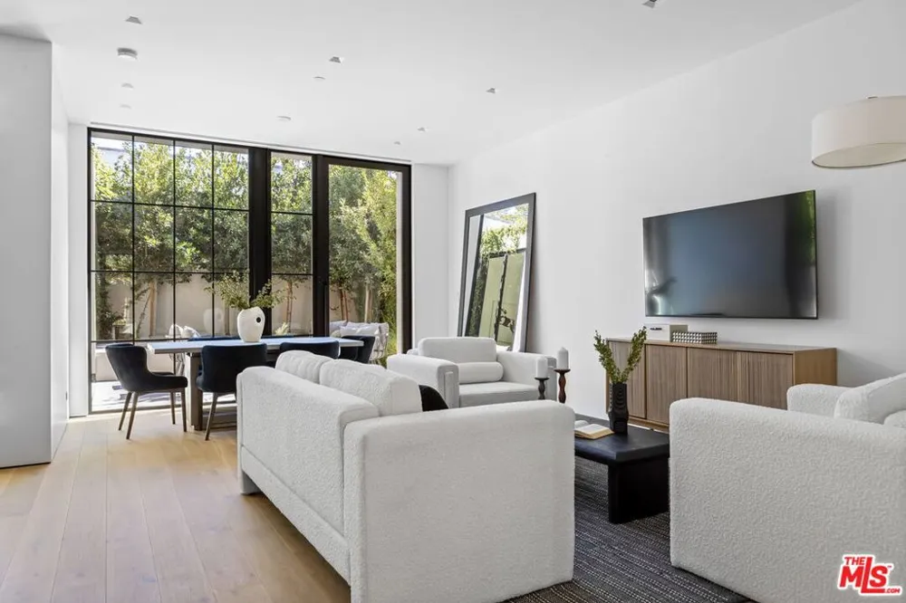 8890 Rosewood Avenue West Hollywood, CA 90048