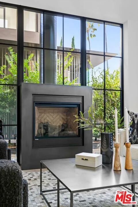 8890 Rosewood Avenue West Hollywood, CA 90048