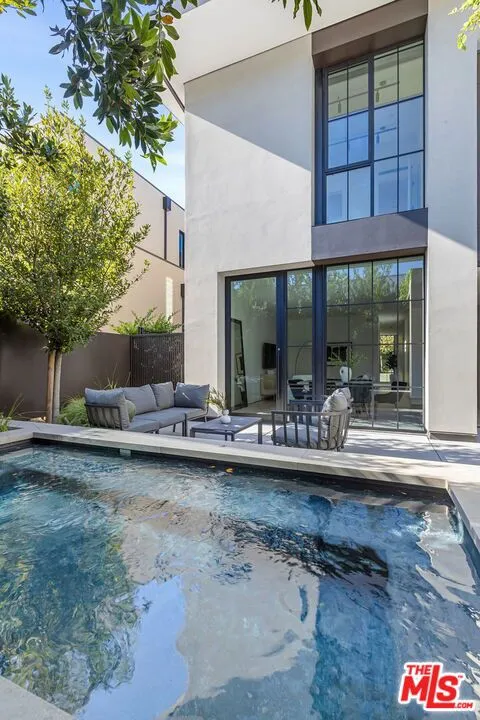 8890 Rosewood Avenue West Hollywood, CA 90048