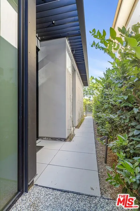 8890 Rosewood Avenue West Hollywood, CA 90048