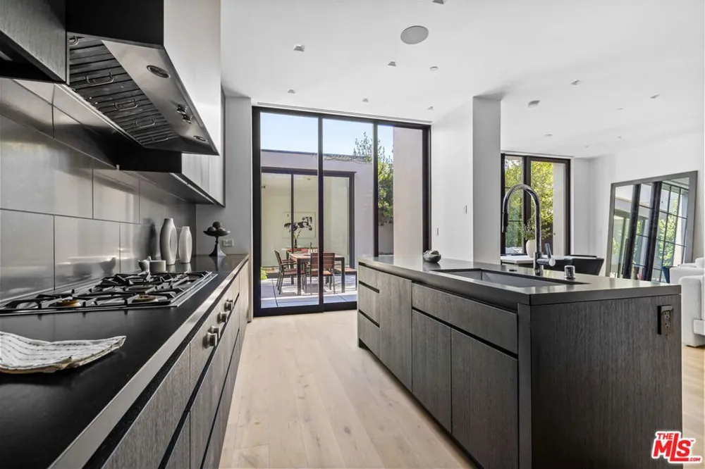 8890 Rosewood Avenue West Hollywood, CA 90048