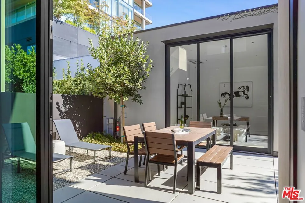 8890 Rosewood Avenue West Hollywood, CA 90048