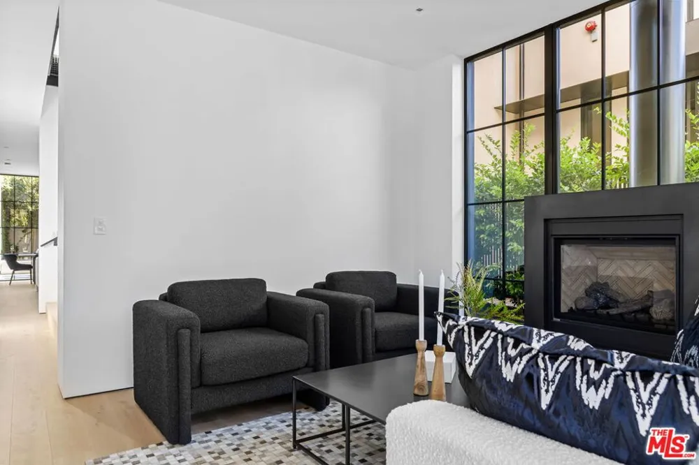 8890 Rosewood Avenue West Hollywood, CA 90048