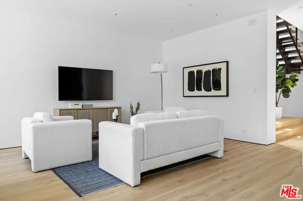 8890 Rosewood Avenue West Hollywood, CA 90048