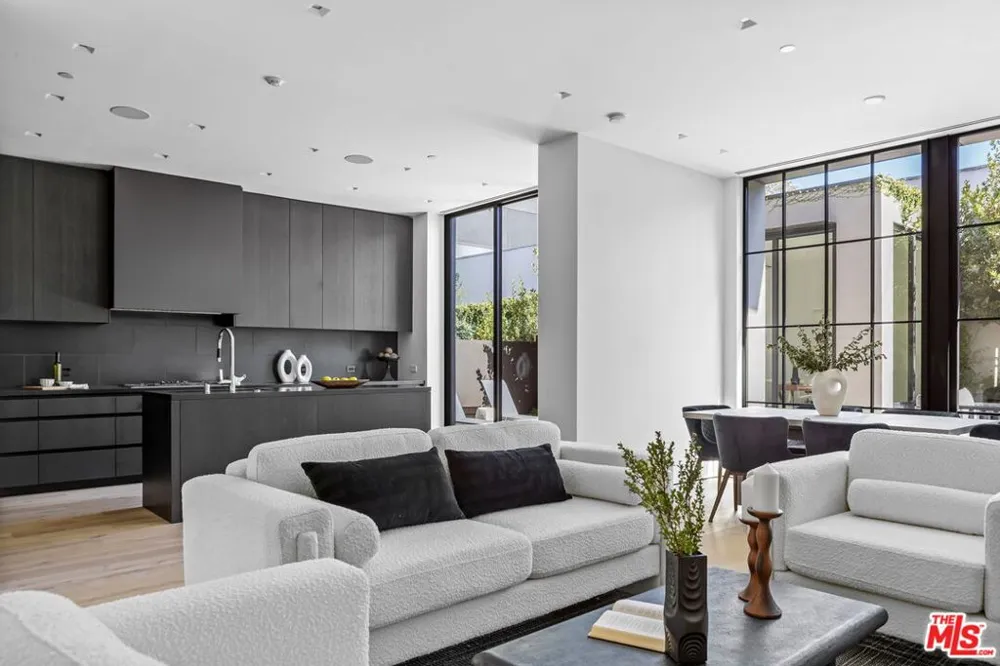 8890 Rosewood Avenue West Hollywood, CA 90048