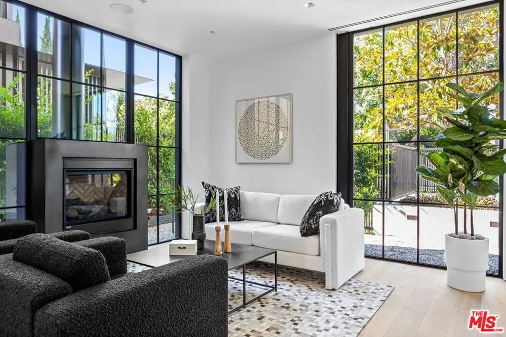8890 Rosewood Avenue West Hollywood, CA 90048