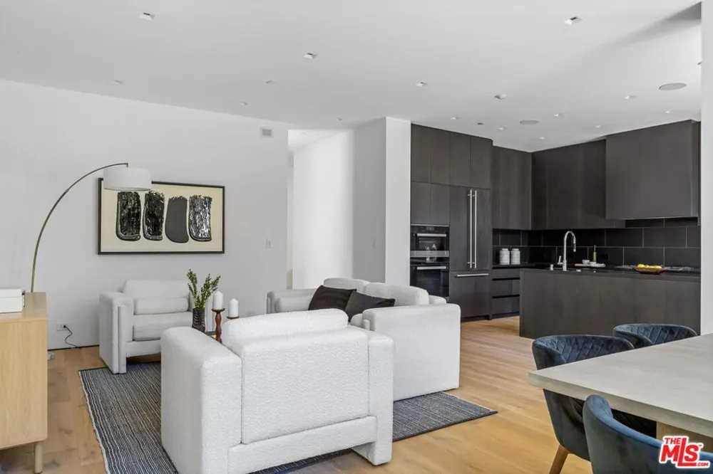 8890 Rosewood Avenue West Hollywood, CA 90048