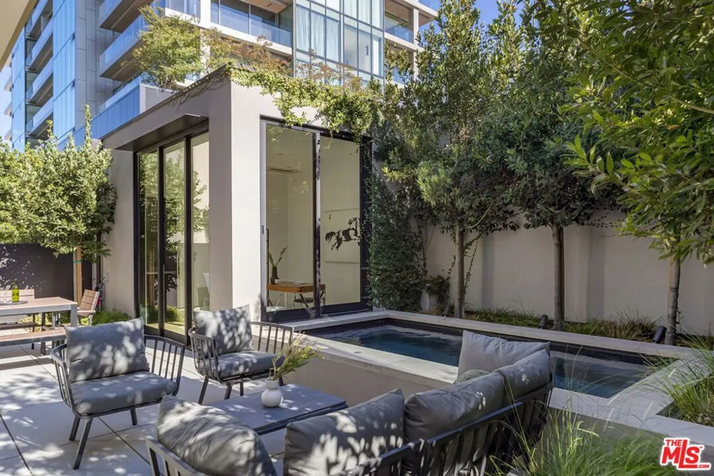 8890 Rosewood Avenue West Hollywood, CA 90048