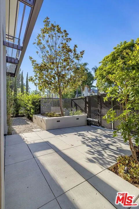 8890 Rosewood Avenue West Hollywood, CA 90048