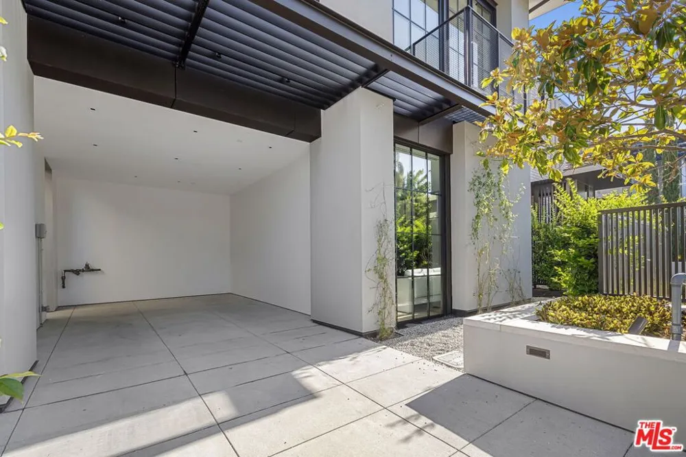 8890 Rosewood Avenue West Hollywood, CA 90048