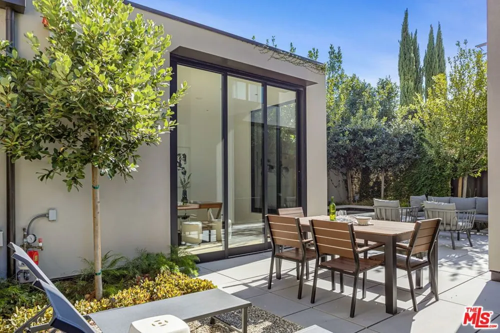 8890 Rosewood Avenue West Hollywood, CA 90048