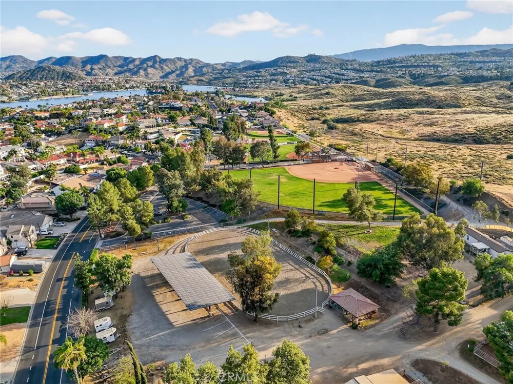 21951 Stawberry Lane Canyon Lake, CA 92587