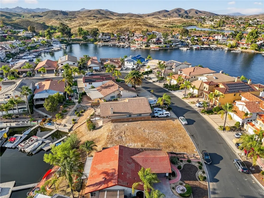 21951 Stawberry Lane Canyon Lake, CA 92587