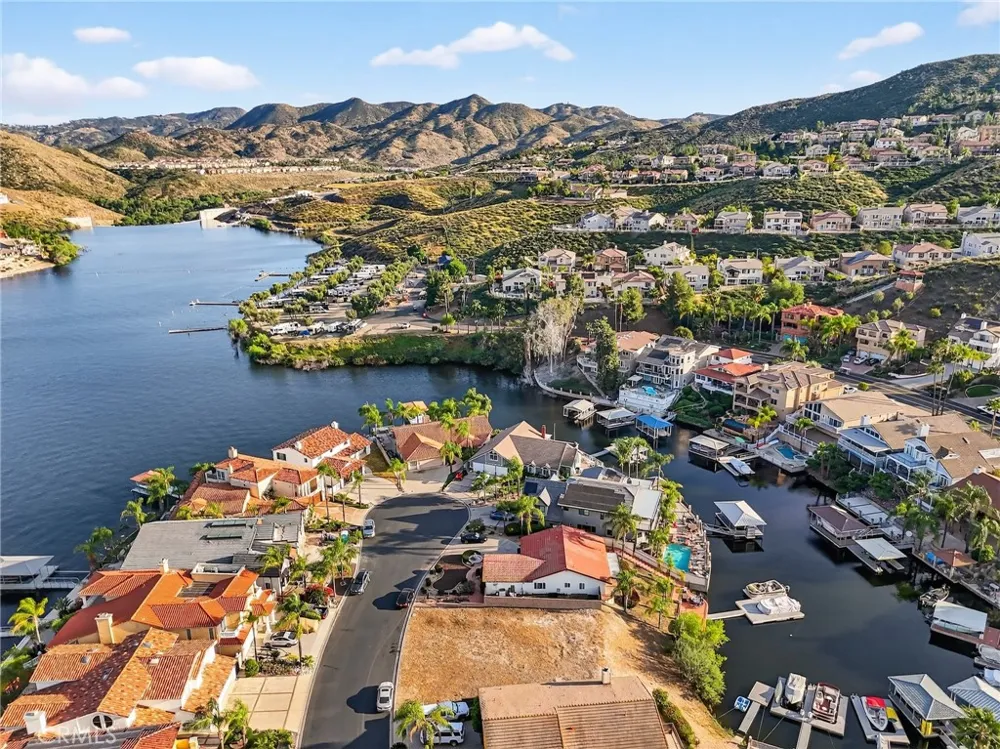 21951 Stawberry Lane Canyon Lake, CA 92587